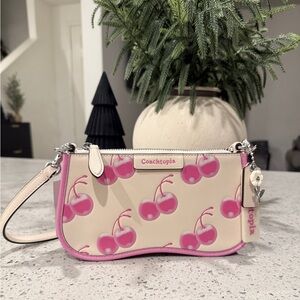 NEW WITH TAGS COACHTOPIA The Summer I Turned
Pretty Small Wavy Shoulder Bag